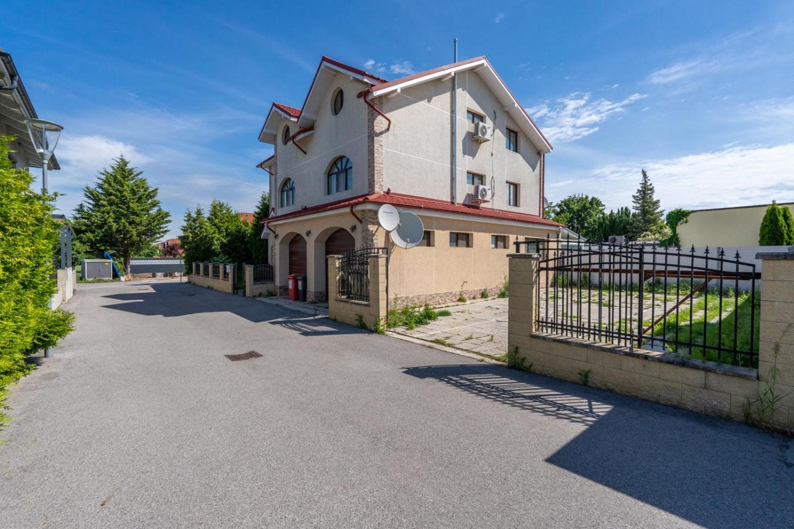 Farawayhomes Aparthotel Near Vienna Airport - Anytime Self Check-In Bruck an der Leitha Luaran gambar